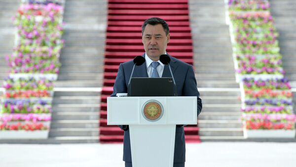 Президент Садыр Жапаров жалпы республикалык тестирлөөнүн (ЖРТ) жыйынтыгы боюнча эң жогорку упай топтогон орто мектептер менен лицейлердин бүтүрүүчүлөрүнө алтын сертификат тапшыруу учурунда - Sputnik Кыргызстан
