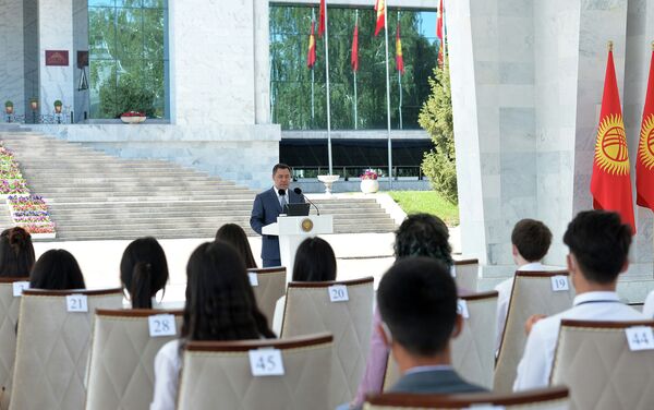 Президент Садыр Жапаров жалпы республикалык тестирлөөнүн (ЖРТ) жыйынтыгы боюнча эң жогорку упай топтогон орто мектептер менен лицейлердин бүтүрүүчүлөрүнө алтын сертификат тапшырып, мектепти ийгиликтүү бүтүшү менен куттуктады - Sputnik Кыргызстан