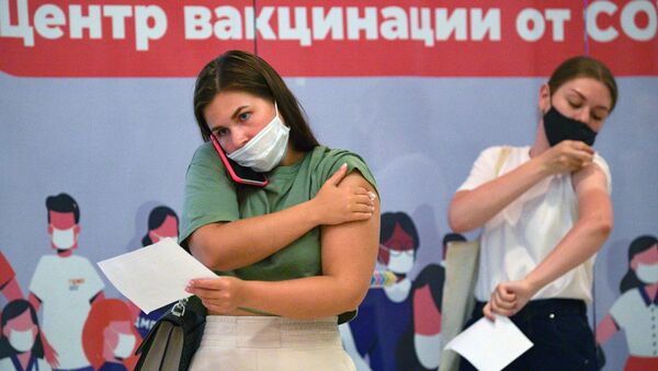 Девушки в пункте вакцинации от коронавируса - Sputnik Кыргызстан