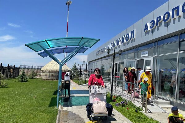 Пассажиры отметили комфортабельность и удобство рейса. Авиаперевозчик планирует выполнять его два раза в неделю — по понедельникам и четвергам - Sputnik Кыргызстан