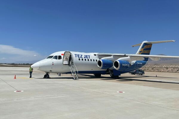 Аэропорт Иссык-Куль принял первый за восемь лет рейс из Джалал-Абада, сообщила пресс-служба ОАО Международный аэропорт Манас - Sputnik Кыргызстан