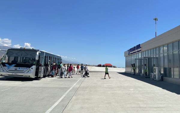 Авиакомпания Тез Джет доставила 91 пассажира, включая 13 детей, рейсом Джалал-Абад — Тамчи на самолете RG 85 - Sputnik Кыргызстан