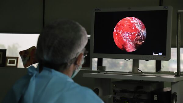 Врач выполняет расширенную функциональную эндоскопическую операцию на человеке с мукормикозом. Архивное фото - Sputnik Кыргызстан