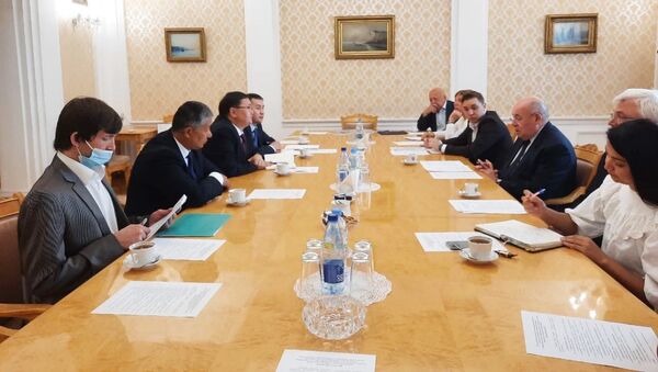 Встреча министра культуры Кайрата Иманалиева с Михаилом Швыдким - Sputnik Кыргызстан