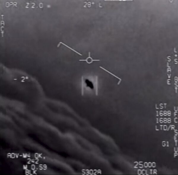 Скриншот видео с НЛО, снятого пилотами ВМС США и предоставленного Министерством обороны 26 апреля 2020 года - Sputnik Кыргызстан