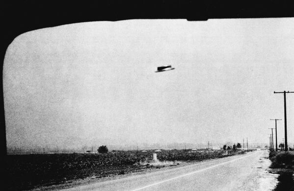 Одна из фотографий предполагаемого НЛО, сделанных Рексом Хефлином 3 августа 1965 года недалеко от Санта-Ана, Калифорния - Sputnik Кыргызстан