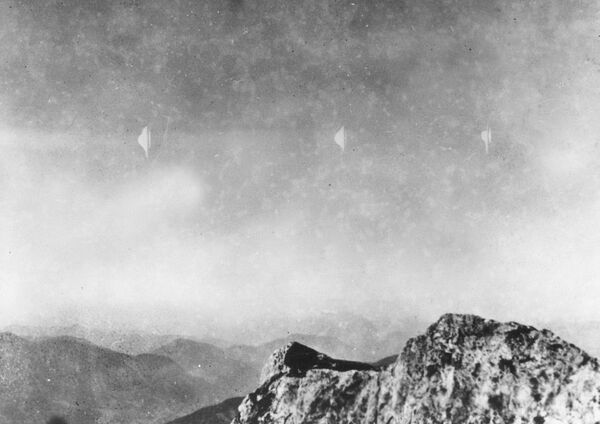 Летающие объекты, которые видел фотограф Эрих Кайзер во время спуска с горы Райхенштайн в Австрии 3 августа 1954 года - Sputnik Кыргызстан