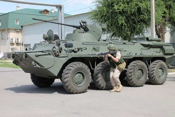 Терроризмге каршы топ БТР-82АМ үлгүсүндөгү техника менен террорчулар басып алган имаратка барышкан - Sputnik Кыргызстан