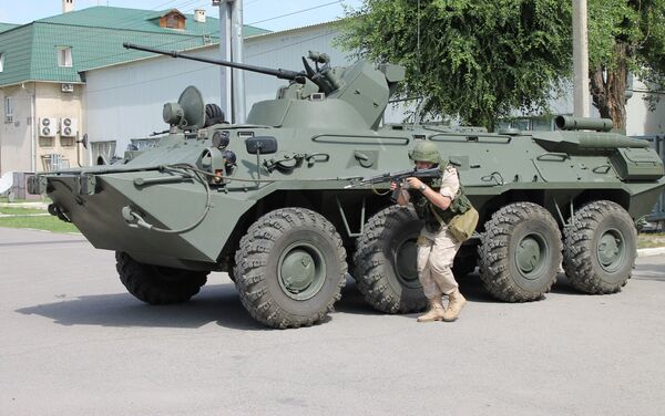 Терроризмге каршы топ БТР-82АМ үлгүсүндөгү техника менен террорчулар басып алган имаратка барышкан - Sputnik Кыргызстан
