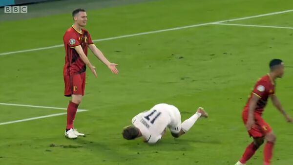 Исцелился после гола — симуляция футболиста на Евро-2020 попала на видео - Sputnik Кыргызстан