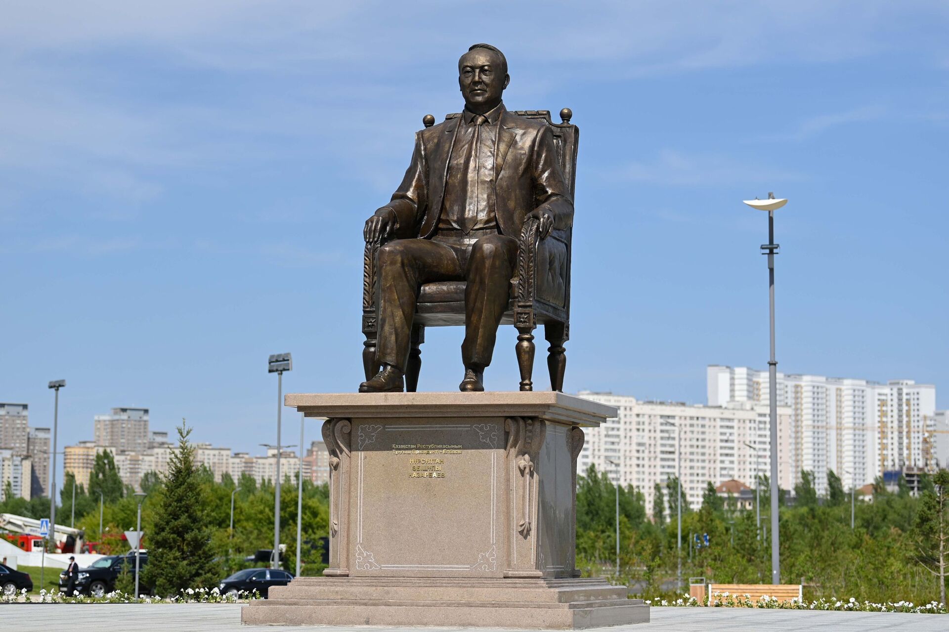 Памятник Назарбаеву открыл президент Казахстана в Нур-Султане — фото - Sputnik Кыргызстан, 1920, 03.07.2021