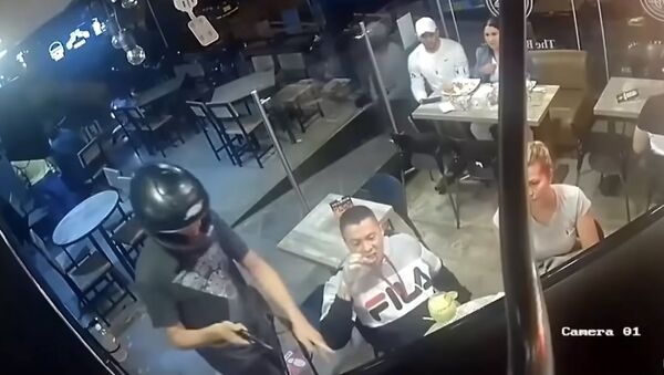 Мужчина не прекратил есть во время ограбления — его реакция поразила соцсети - Sputnik Кыргызстан