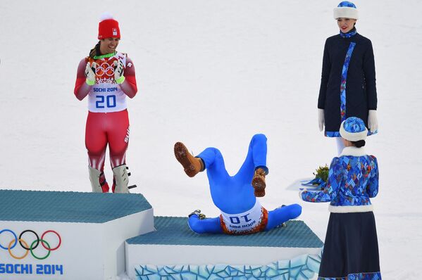 Италиялык лыжа спортчусу Кристоф Иннерхофер 2014-жылдагы Сочи олимпиадасынын сыйлоо аземинде кулап калган учуру - Sputnik Кыргызстан