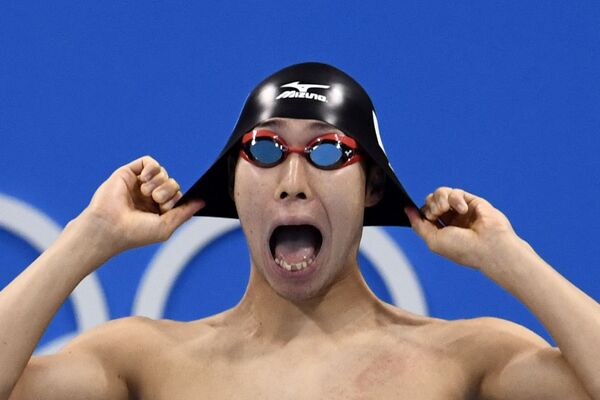 Японский пловец Хагино Косукэ готовится к участию в полуфинале мужского заплыва на 200 м вольным стилем во время соревнований по плаванию на Олимпийских играх в Рио-де-Жанейро, 2016 год - Sputnik Кыргызстан