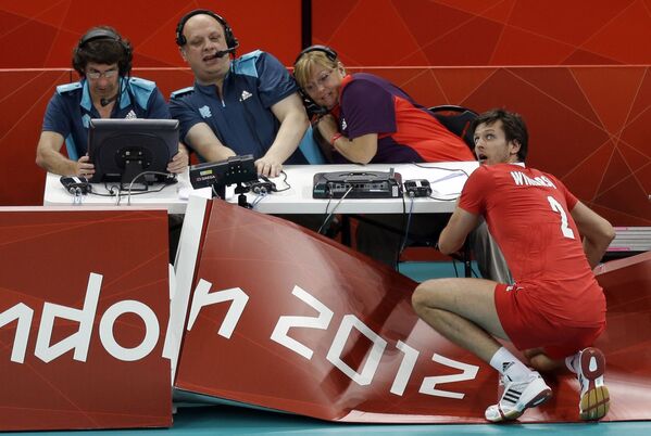 2012-жылы өткөн Лондон Олимпиадасы. Польшанын волейболчусу Болгарияга каршы оюнда жарнактарды бузуп болсо да топту кайтарган учуру - Sputnik Кыргызстан