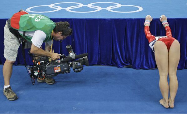Америкалык гимнастика чебери Шон Жонсон 2008-жылдагы Пекин Олимпиадасында программасын тартуулоого даярданып жаткан чагы - Sputnik Кыргызстан
