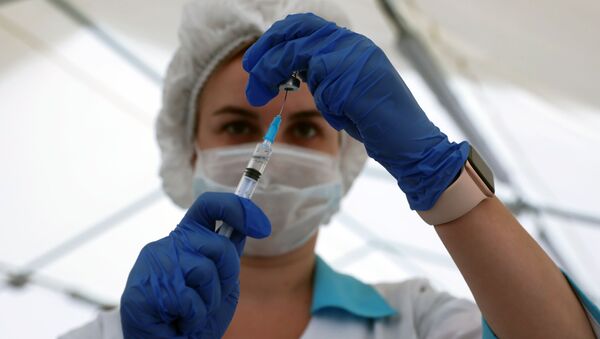 Медициналык кызматкер COVID-19 каршы вакцинасы менен - Sputnik Кыргызстан