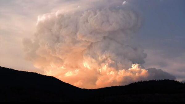 Огненный шторм бушует в Канаде — страшное видео - Sputnik Кыргызстан