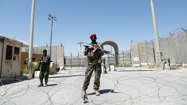 Афганские солдаты охраняют ворота американской авиабазы Баграм - Sputnik Кыргызстан