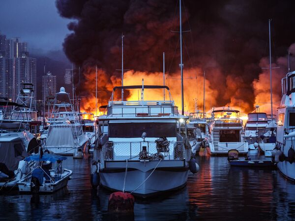 Пожар в гавани Гонконга - Sputnik Кыргызстан