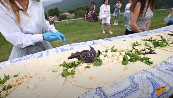 Арменияда каламадан 40 метрлик бутерброд жасашты. Видео - Sputnik Кыргызстан