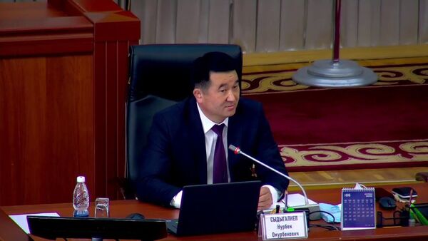 ЖК депутаттары кезексиз жыйынды ачып кайра тарашты. Видео - Sputnik Кыргызстан
