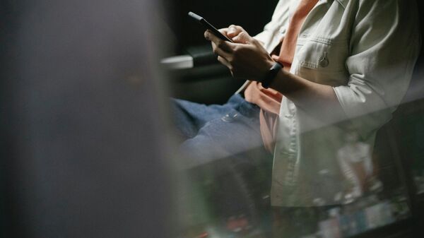 Мужчина со смартфоном в машине. Иллюстративное фото - Sputnik Кыргызстан
