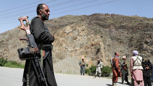Вооруженные люди, выступающие против восстания талибов, стоят в провинция Парван (Афганистан) - Sputnik Кыргызстан