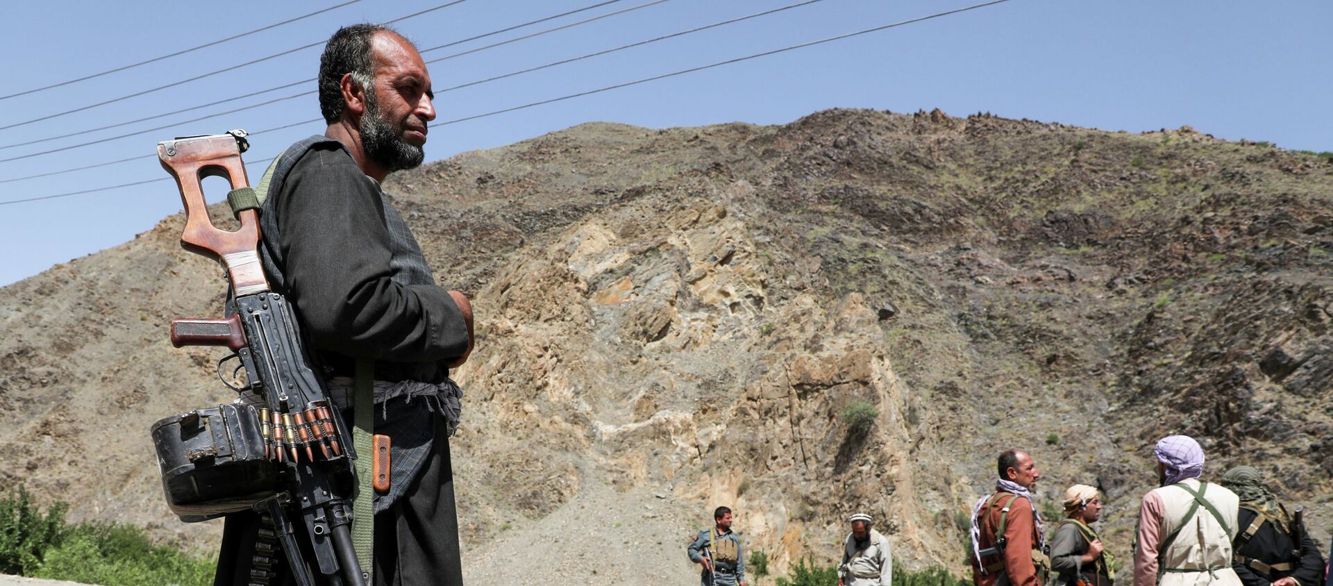 Вооруженные люди, выступающие против восстания талибов, стоят в провинция Парван (Афганистан) - Sputnik Кыргызстан, 1920, 06.07.2021