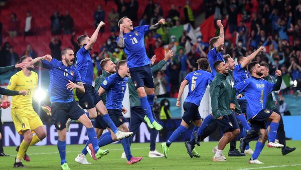 Сборная Италии празднует выход в финал после победы в серии пенальти над сборной Испании на полуфинале Евро-2020 - Sputnik Кыргызстан