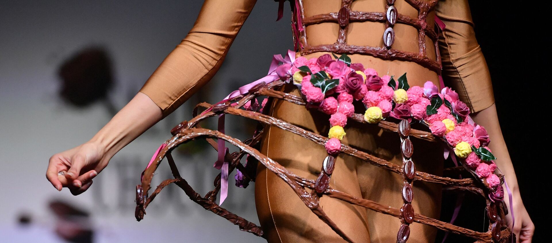 Модель в платье из шоколада на показе в рамках 6-й шоколадной ярмарки в Брюсселе в 2019 году - Sputnik Кыргызстан, 1920, 07.07.2021