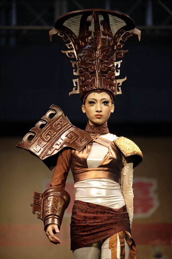 Модель в частично сделанном из шоколаде наряде во время модного показа в Шанхае в 2011 году - Sputnik Кыргызстан