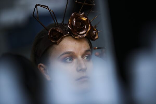 Нанесение макияжа за кулисами во время показа мод на ежегодном фестивале шоколада в Брюсселе, 2020 год - Sputnik Кыргызстан