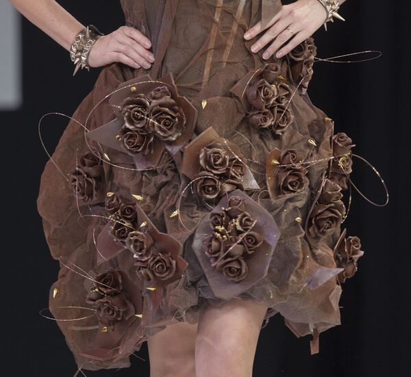 Платье из шоколада во время показа в рамках 19-й Всемирной выставки шоколада, Париж - Sputnik Кыргызстан