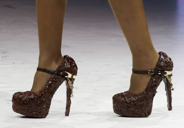 Туфли из шоколада во время показа в рамках 19-й Всемирной выставки шоколада, Париж - Sputnik Кыргызстан