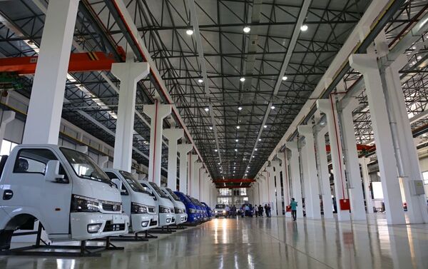 В Оше на одном из машиностроительных заводов запустили линию производства малотоннажных грузовиков - Sputnik Кыргызстан
