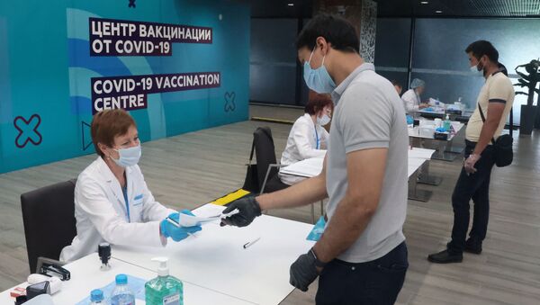 Временный пункт вакцинации в Лужниках от COVID-19 в Москве - Sputnik Кыргызстан