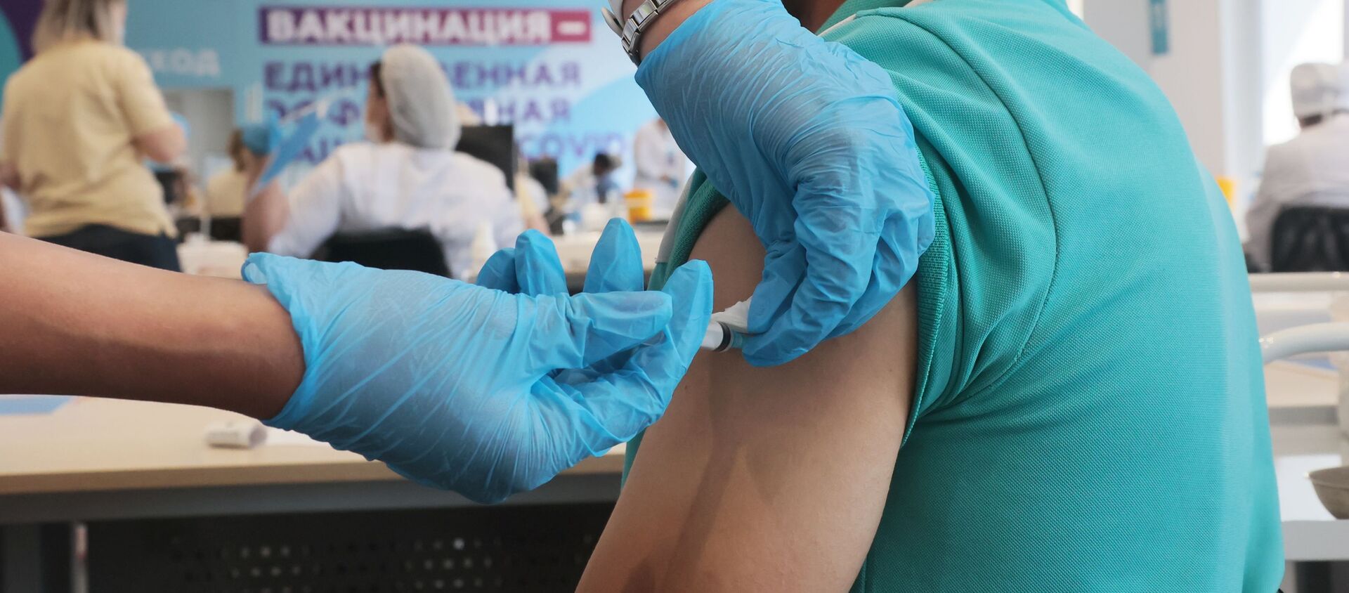 Медициналык кызматкер бейтапка COVID-19 каршы вакцина коюп жатат - Sputnik Кыргызстан, 1920, 09.07.2021