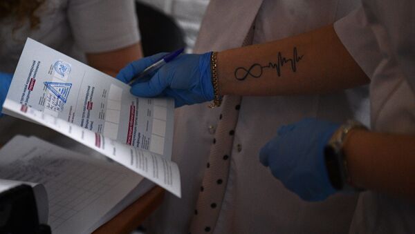 Медициналык кызматкер вакцинация жасалган паспорту. Архив - Sputnik Кыргызстан