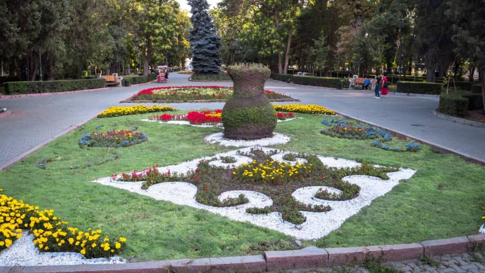 Новые цветочные композиции в Бишкеке - Sputnik Кыргызстан, 1920, 10.07.2021
