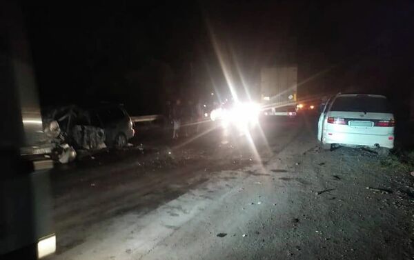 Авария случилась на 373 километре дороги в ущелье Капчыгай. На месте скончались два человека, еще шестеро пострадали и доставлены в больницу - Sputnik Кыргызстан