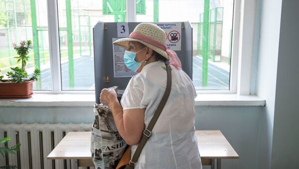 Пожилая женщина на избирательном участке в школе  - Sputnik Кыргызстан