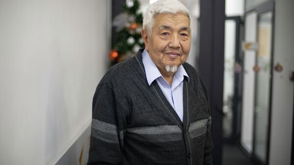 Кыргыз ССРинин Эл жазуучусу, залкар инсан Түгөлбай Сыдыкбековдун уулу Сабырбек Сыдыкбеков  - Sputnik Кыргызстан