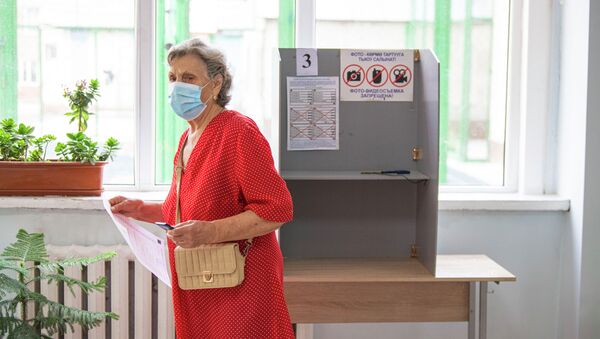 Пожилая женщина на избирательном участке в школе №24 в Бишкеке во время повторных выборов депутатов в БГК - Sputnik Кыргызстан