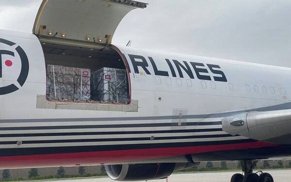 Авиарейс из Китая приземлился в аэропорту Манас после обеда. 1,1 миллиона доз были закуплены правительством КР, остальное передано властями Поднебесной в качестве гуманитарной помощи - Sputnik Кыргызстан