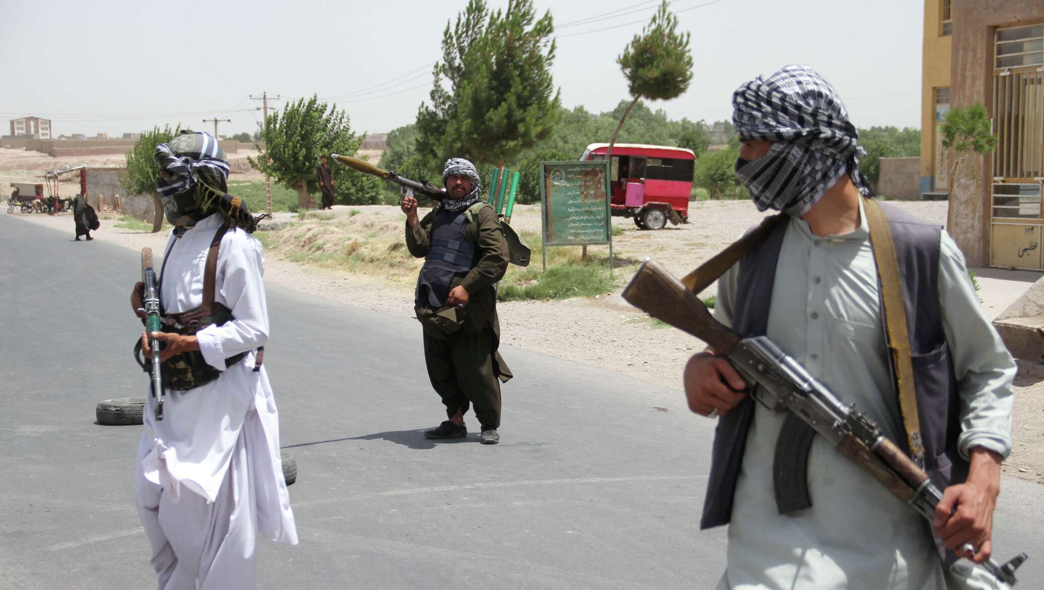 Таджики устроили стрельбу. Афганистан захватили талибы 2021. Талибы Афганистан 2021 захват. Армия Талибан в Афганистане 2021.