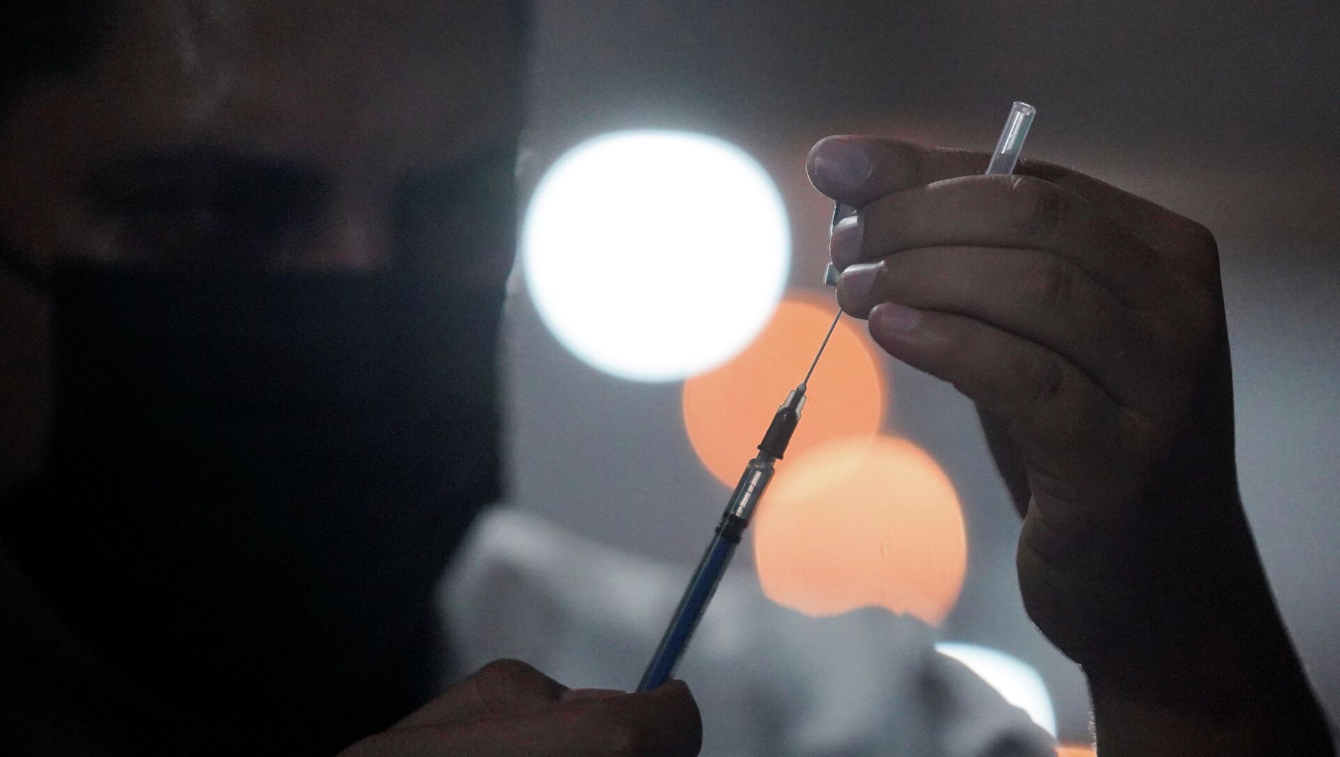 Медицинский работник готовит дозу вакцины Pfizer. Архивное фото - Sputnik Кыргызстан, 1920, 29.10.2021
