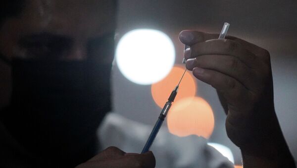 Медицинский работник готовит дозу вакцины Pfizer. Архивное фото - Sputnik Кыргызстан