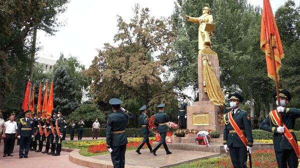 В Бишкеке прошел военный марш в честь легендарных панфиловцев — видео - Sputnik Кыргызстан