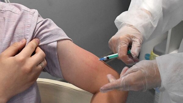 Медицинская сестра делает пациенту прививку от COVID-19. Архивное фото - Sputnik Кыргызстан